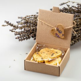 Levandulové sušenky v dárkové krabičce s keramickým srdcem